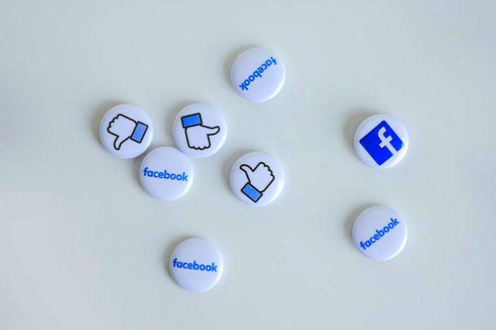ilustrasi ikon like Facebook (unsplash.com/NeONBRAND)