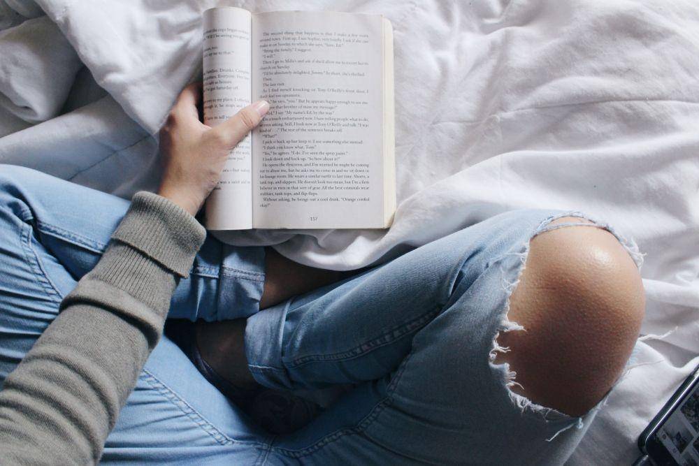 ilustrasi membaca buku sebelum tidur (unsplash.com/Fabiola Peñalba)