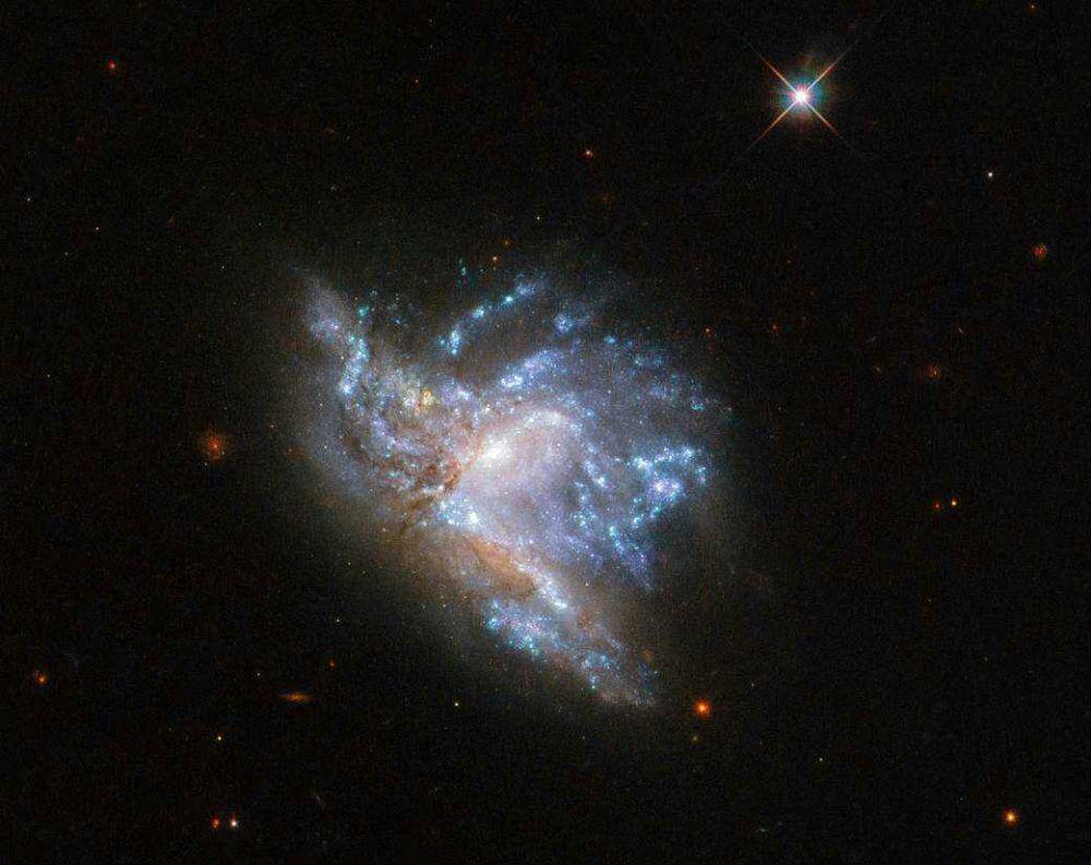 ilustrasi tabrakan dua galaksi (dok. NASA/ESA/Hubble)