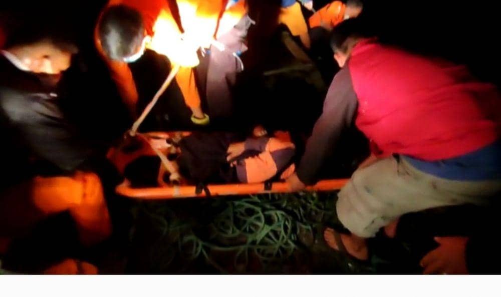 Korban selamat dan ditarik ke atas setelah diikat di alat tandu (Istimewa/IDN Times)