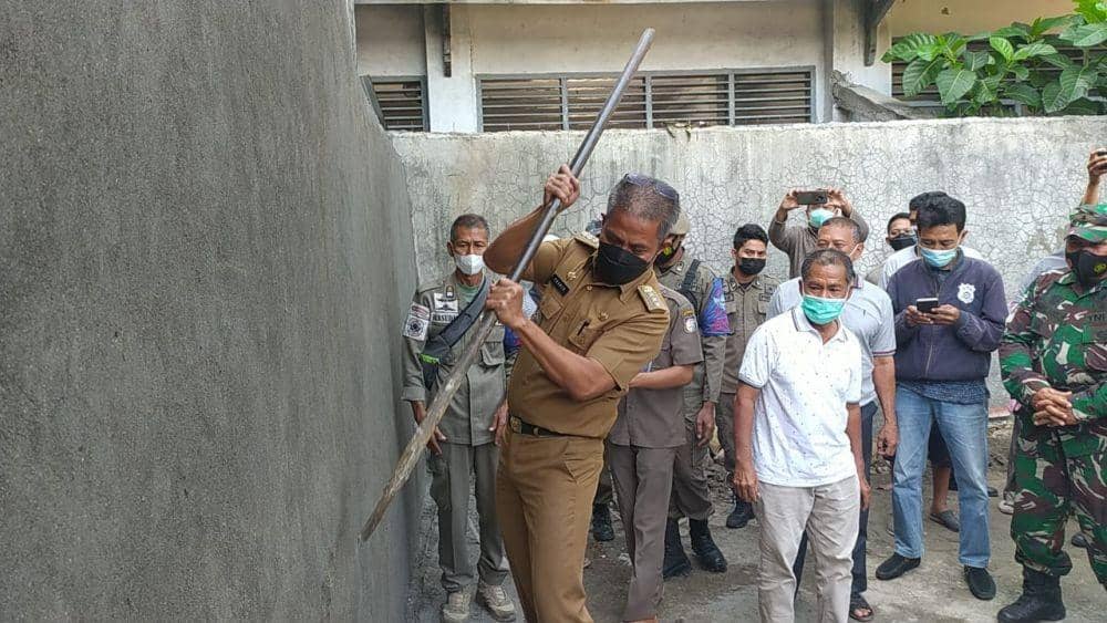 Tembok pagar yang menutup pintu rumah tahfiz Al Quran di Makassar/Istimewa