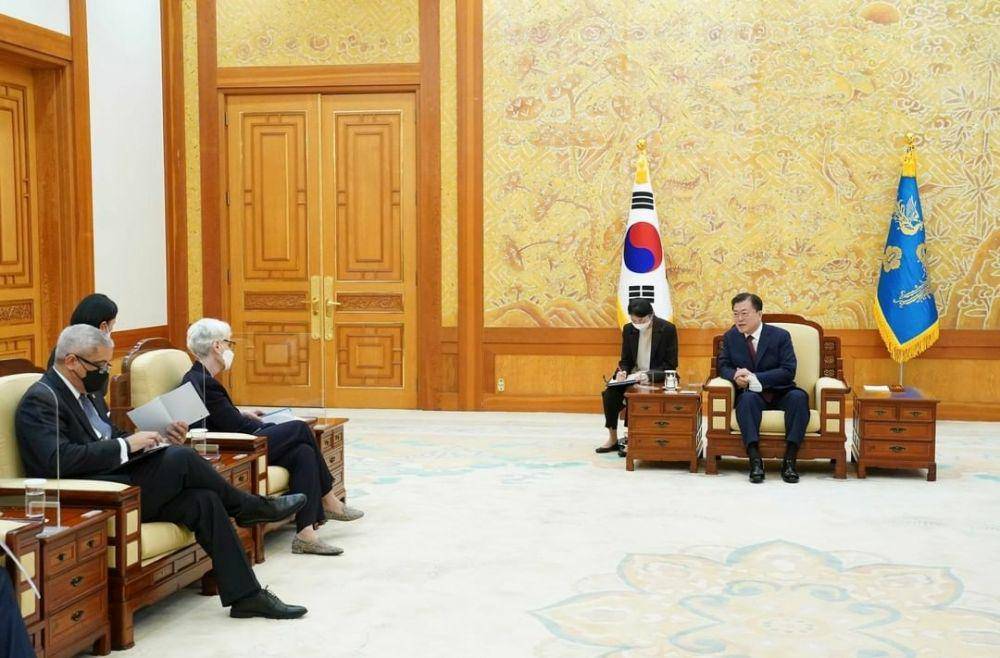 Wakil Menteri Luar Negeri AS Wendy R. Sherman dan Presiden Korsel Moon Jae In bahas aliansi kedua negara di Seoul (22/7/2021). (Instagram.com/thebluehouse_kr)