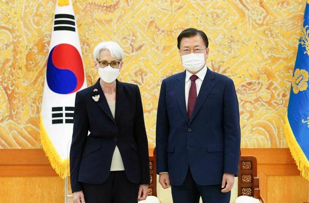 Wakil Menteri Luar Negeri AS Wendy R. Sherman dan Presiden Korsel Moon Jae In di Cheong Wa Dae, Seoul (22/7/2021). (Instagram.com/thebluehouse_kr)