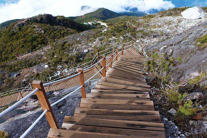 Tangga menuju puncak Gunung Kinabalu, Malaysia (mountkinabalu.com)