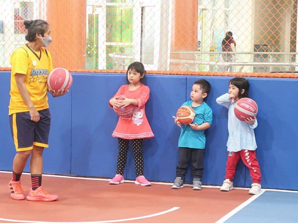Maryam, Khadeejah, dan Ibarhim bermain basket. (instagram.com/maryam_nusaibah_abdullah)
