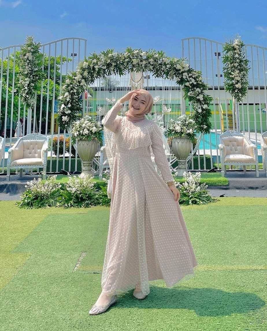 Selebram Sari Endah Pratiwi (instagram.com/saritiw)
