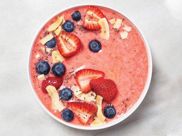 strawberry smoothie bowl (www.hy-vee.com)
