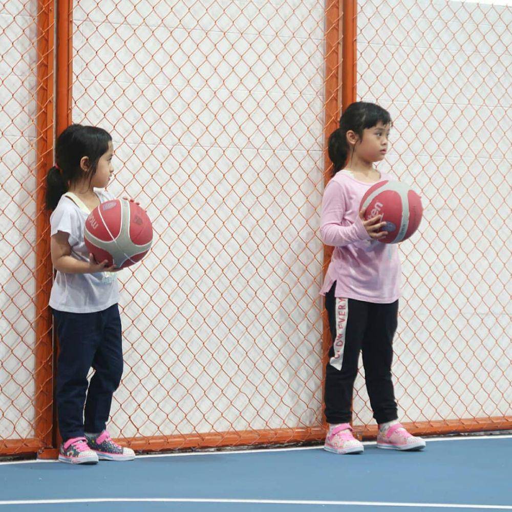 Maryam dan Khadeejah bermain basket. (instagram.com/maryam_nusaibah_abdullah)
