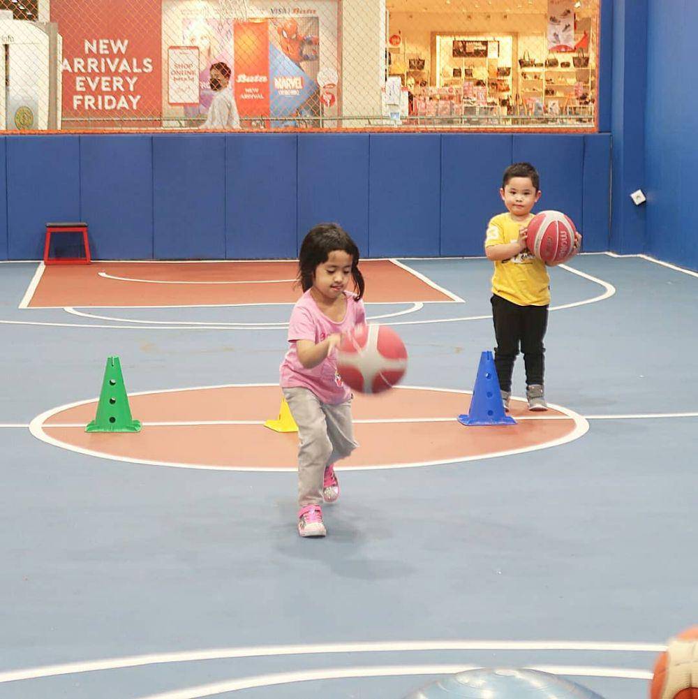 Khadeejah bermain basket. (instagram.com/khadeejah_faatimah_abdullah)