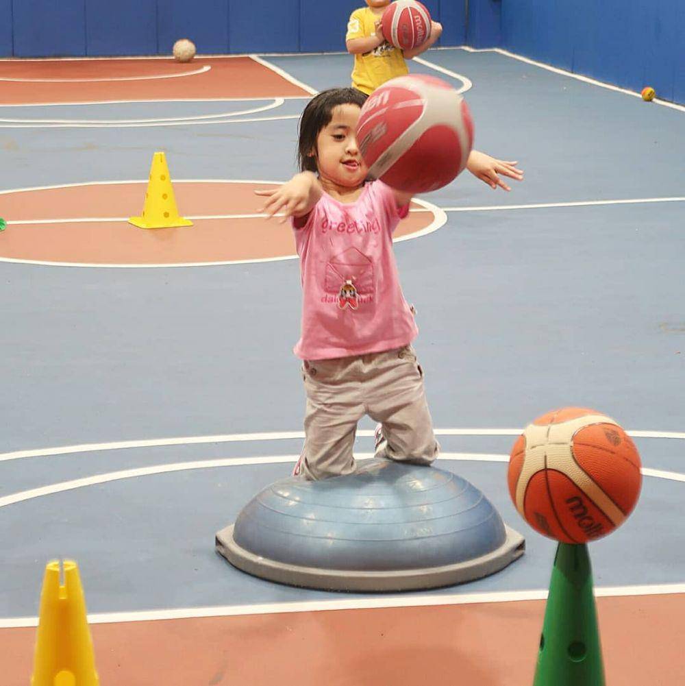 Khadeejah bermain basket. (instagram.com/khadeejah_faatimah_abdullah)