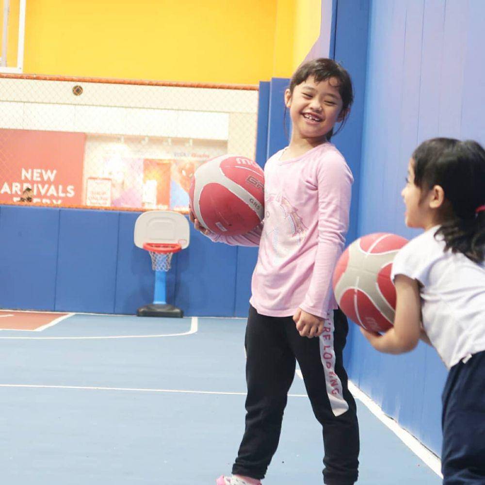 Maryam dan Khadeejah bermain basket. (instagram.com/maryam_nusaibah_abdullah)
