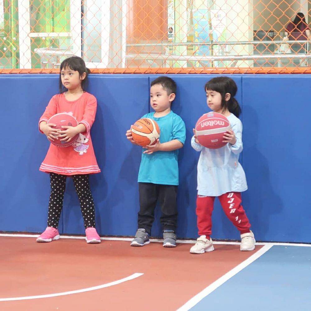 Maryam, Khadeejah, dan Ibrahim bermain basket. (instagram.com/maryam_nusaibah_abdullah)