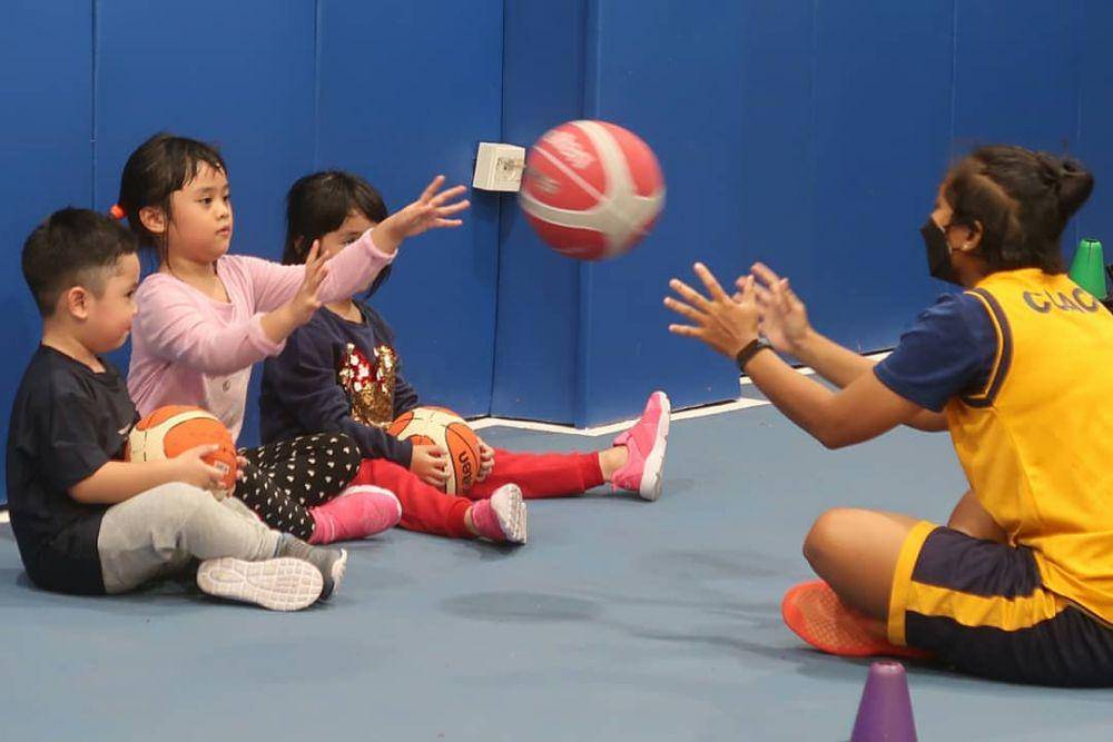 Maryam, Khadeejah, dan Ibrahim bermain basket. (instagram.com/maryam_nusaibah_abdullah)