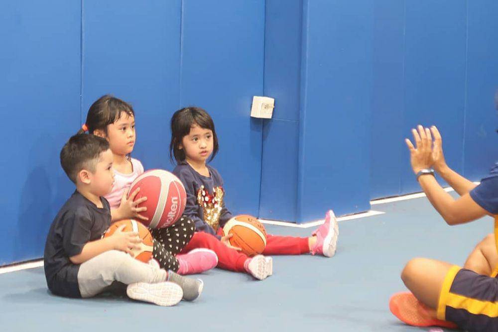 Maryam, Khadeejah, dan Ibrahim bermain basket. (instagram.com/maryam_nusaibah_abdullah)