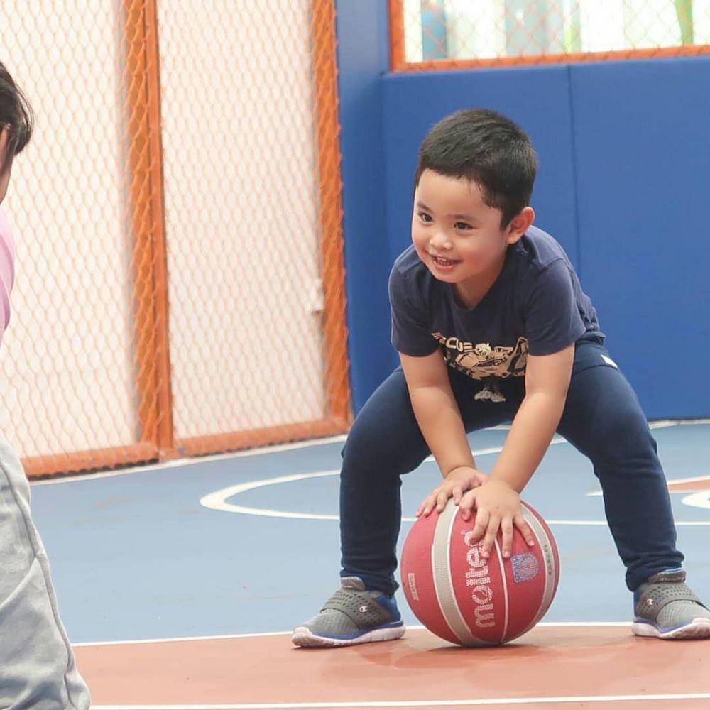Ibrahim bermain basket. (instagram.com/ibrahimmuhammadabdullah)