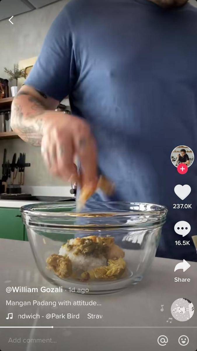 Mencampur nasi padang (tiktok.com/willgoz)