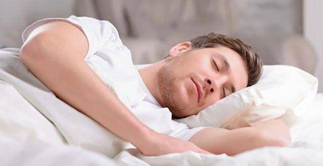 ilustrasi tidur sambil mendengarkan suara alam atau white noise (sleephealthier.com)