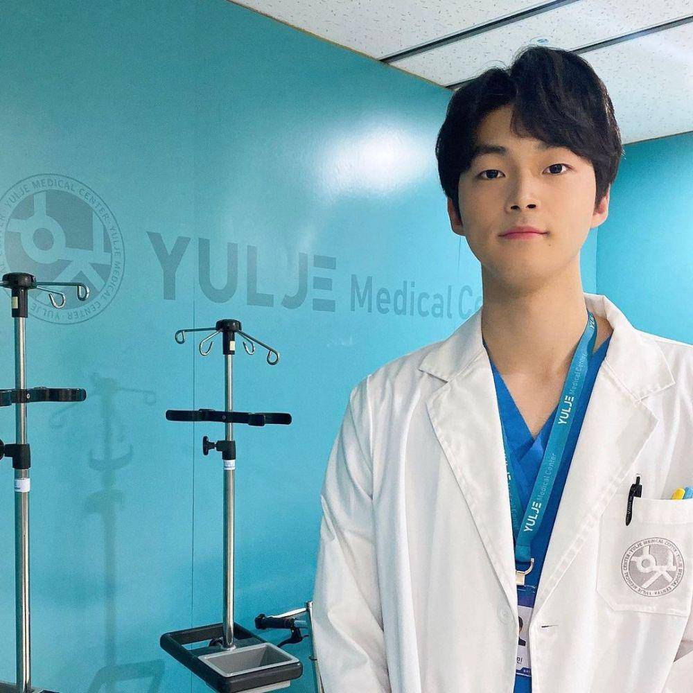 Kim Kang Min di belakang layar drama Hospital Playlist 1 (instagram.com/mystic.actors)
