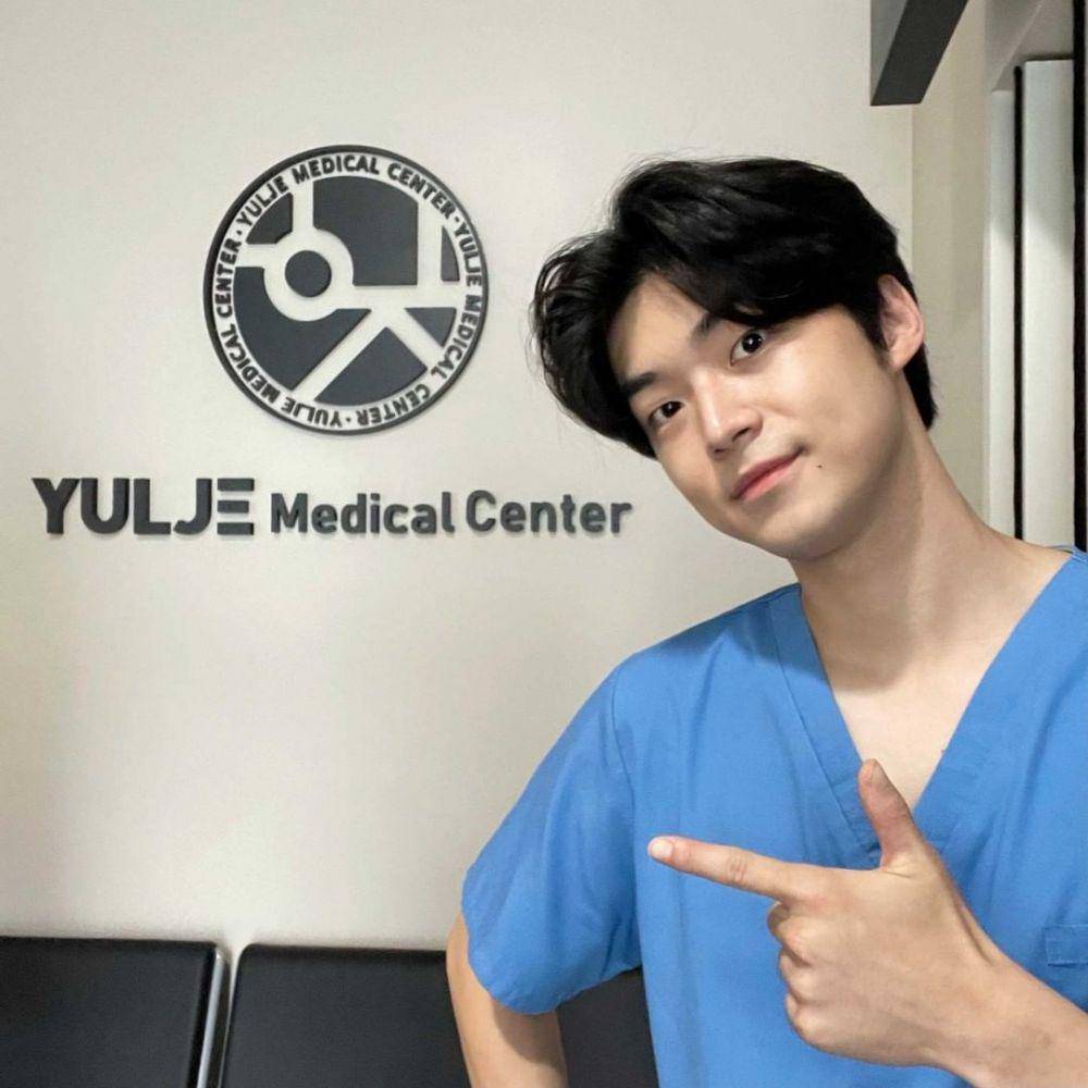 Kim Kang Min di belakang layar drama Hospital Playlist 2 (instagram.com/mystic.actors)