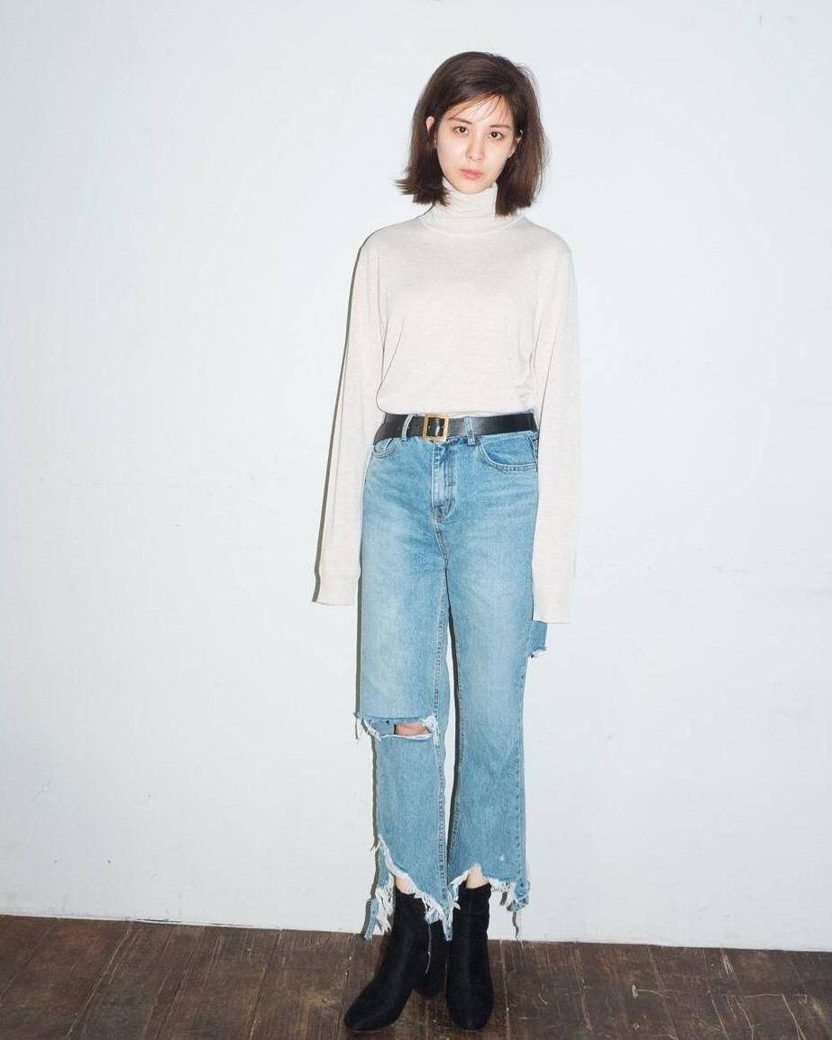 Bawahan jeans ala Seohyun SNSD (instagram.com/seojuhyun9)