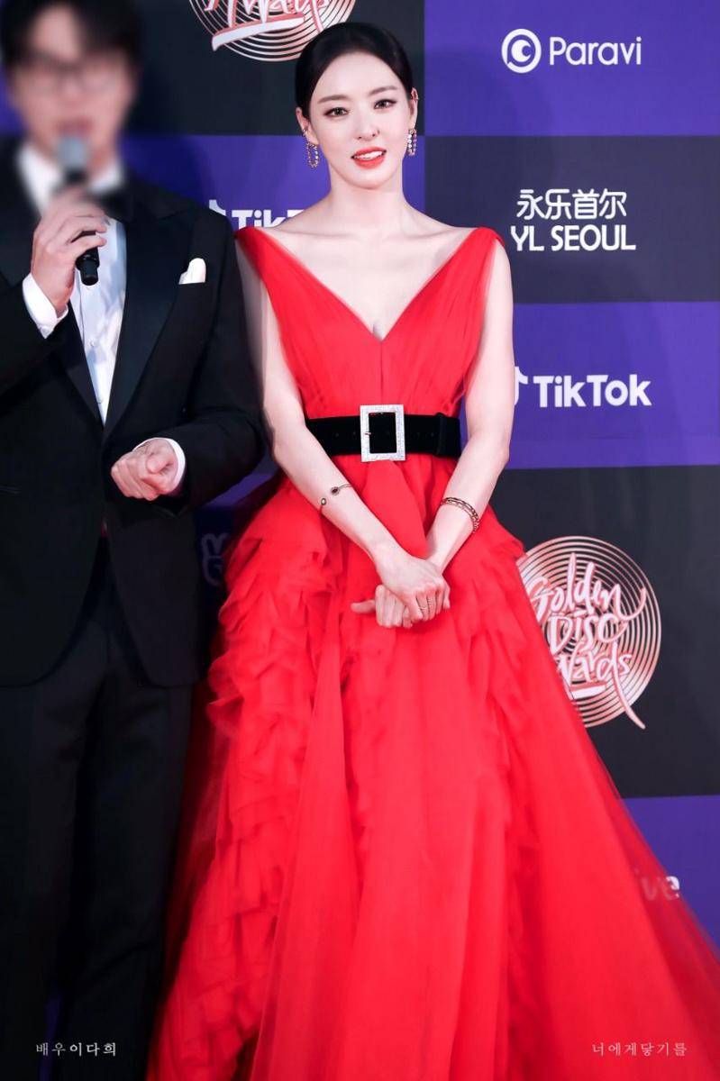 Lee Da Hee (twitter.com/wooridahee)