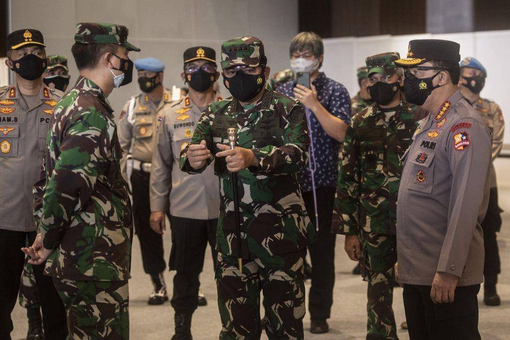 Panglima TNI Marsekal TNI Hadi Tjahjanto (kedua kanan) berbincang dengan Kapolri Jenderal Pol Listyo Sigit Prabowo (kanan) saat meninjau pelaksanaan serbuan vaksinasi COVID-19 di JIExpo Kemayoran, Jakarta, Minggu (4/7/2021) (ANTARA FOTO/Muhammad Adimaja)
