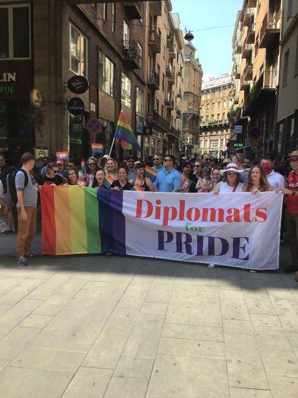 Ribuan komunitas LGBT berkumpul di jalan menentang kebijakan Perdana Menteri Hungaria, Viktor Orban, pada hari Sabtu, 24 Juli 2021, waktu setempat. (Twitter.com/AlexanderFaludy)