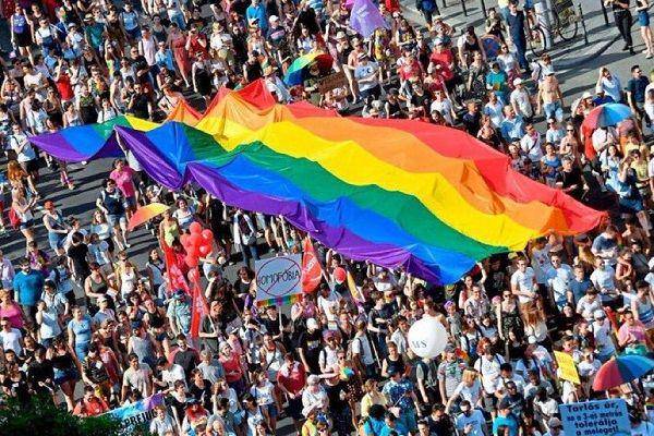 Ribuan komunitas LGBT berkumpul di jalan menentang kebijakan Perdana Menteri Hungaria, Viktor Orban, pada hari Sabtu, 24 Juli 2021, waktu setempat. (Twitter.com/TerryReintke)