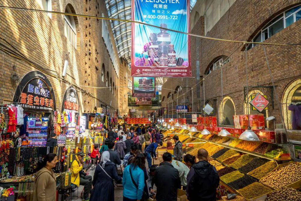 kondisi Grand Bazaar yang ramai pengunjung (timetravelturtle.com)