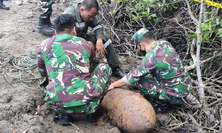 Proses evakuasi bom yang diduga berasal dari Perang Dunia II di Dusun Cumene', Desa Sumpang Minangae, Kecamatan Sibulue, Kabupaten Bone, Sulawesi Selatan, pada Sabtu 24 Juli 2021. (Dok. Humas Yon C Pelopor Satbrimob Polda Sulsel)