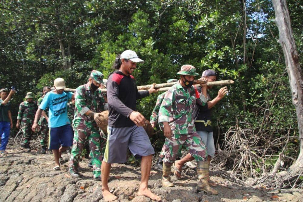 Proses evakuasi bom yang diduga berasal dari Perang Dunia II di Dusun Cumene', Desa Sumpang Minangae, Kecamatan Sibulue, Kabupaten Bone, Sulawesi Selatan, pada Sabtu 24 Juli 2021. (Dok. Humas Yon C Pelopor Satbrimob Polda Sulsel)