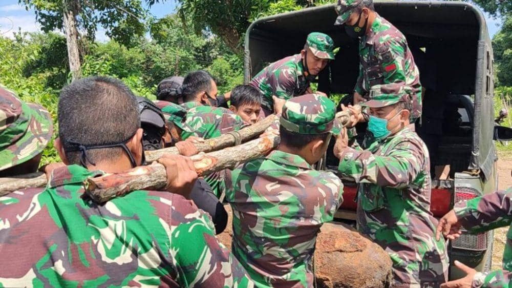 Proses evakuasi bom yang diduga berasal dari Perang Dunia II di Dusun Cumene', Desa Sumpang Minangae, Kecamatan Sibulue, Kabupaten Bone, Sulawesi Selatan, pada Sabtu 24 Juli 2021. (Dok. Humas Yon C Pelopor Satbrimob Polda Sulsel)