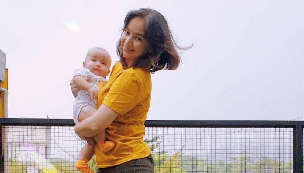 10 Potret Bahagia Angelica Simperler yang Kini Jadi Ibu Siaga