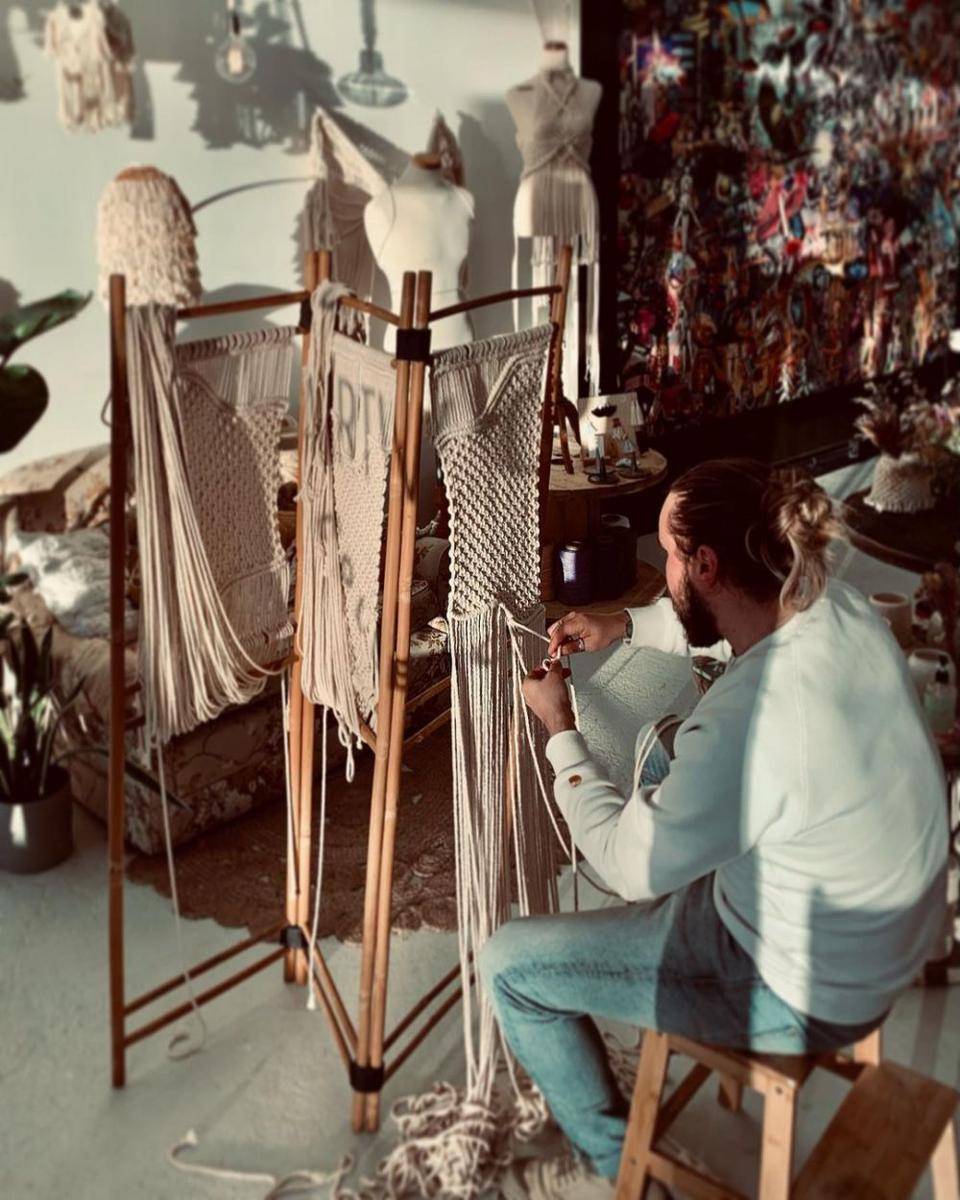 Sekat dari macrame dan rotan (instagram.com/mrmacrame)