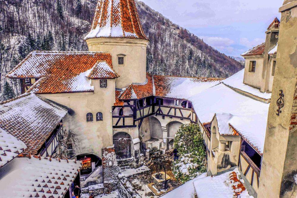 Bran Castle saat musim dingin (romaniatourstore.com)