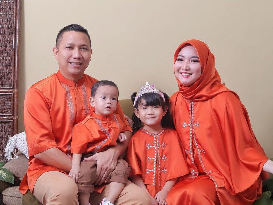 Jarang Disorot, 10 Potret Keluarga Winda Khair Pakai Baju Senada
