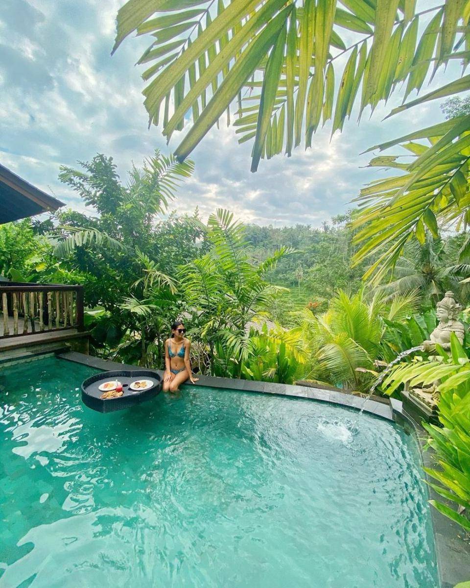 potret Soraya Rasyid di kolam renang (instagram.com/sorayarasyid12)