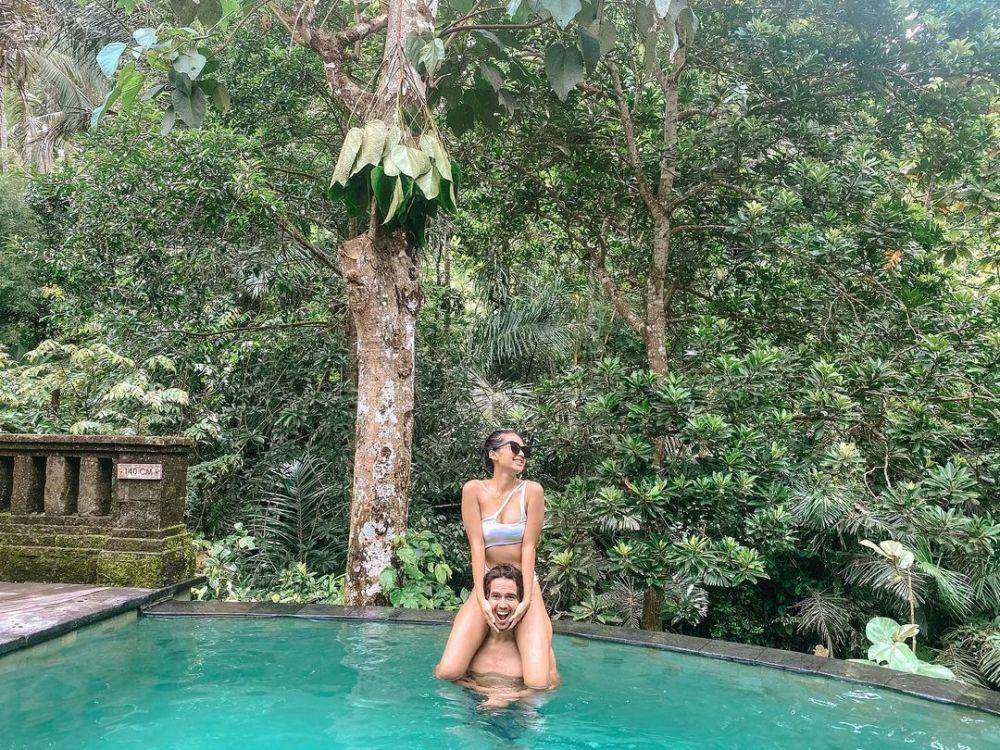 potret Soraya Rasyid di kolam renang (instagram.com/sorayarasyid12)