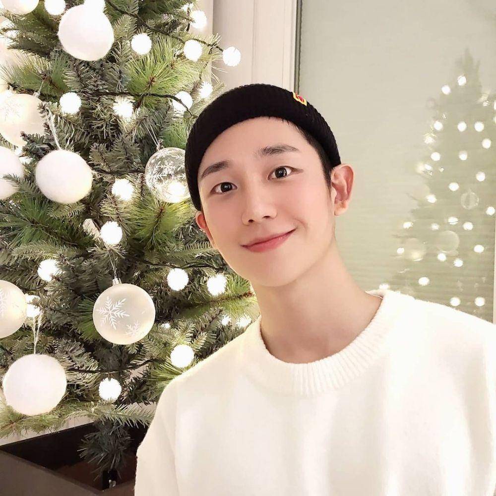 Jung Hae In (instagram.com/holyhaein)