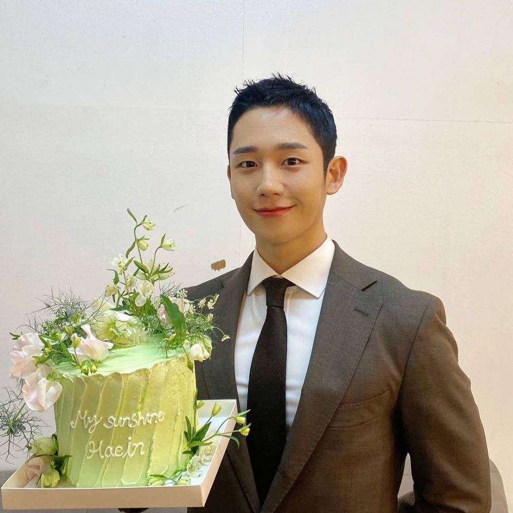 Jung Hae In (instagram.com/holyhaein)