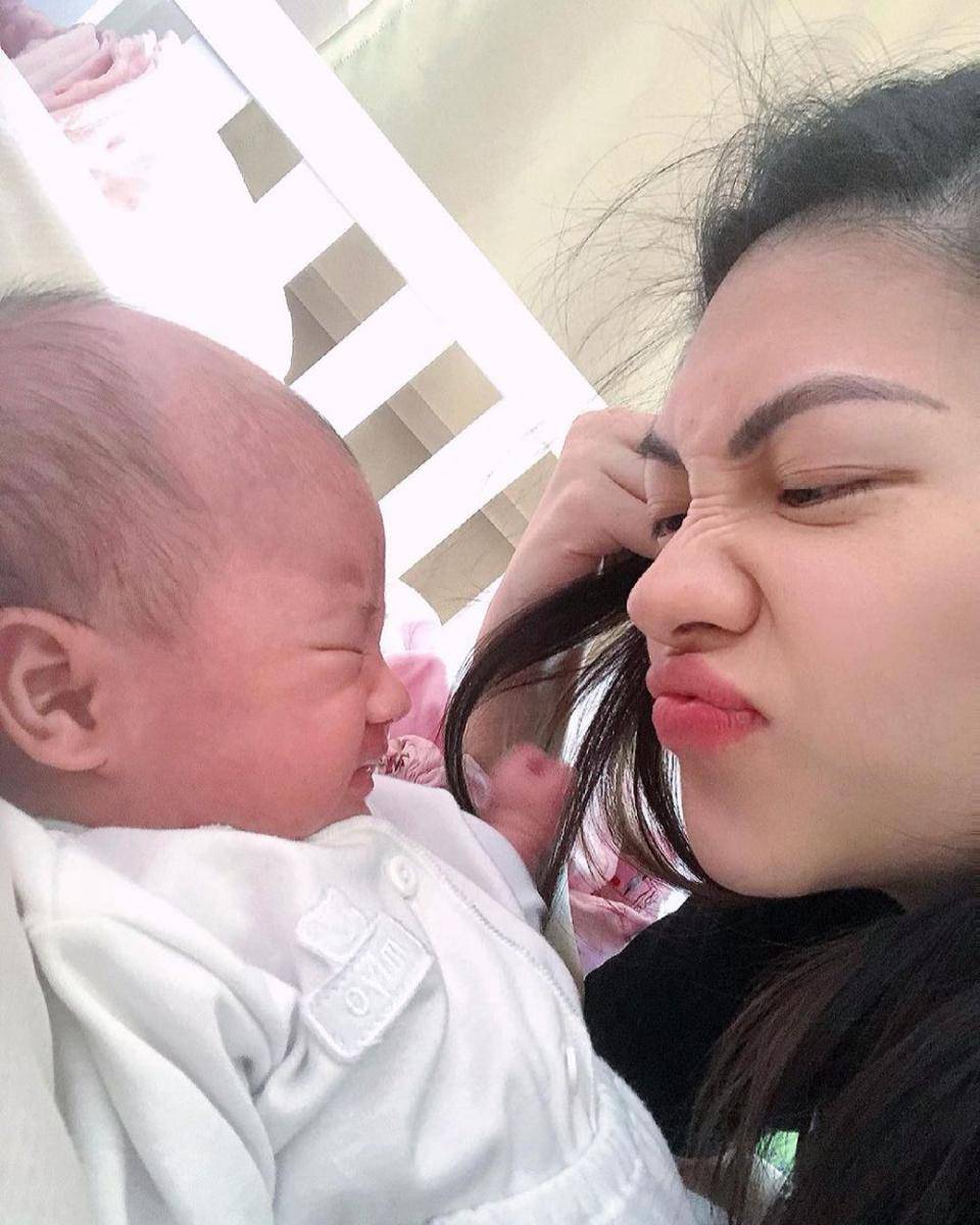 Kezia Karamoy dan anak ketiganya (instagram.com/itskeziakaramoy)