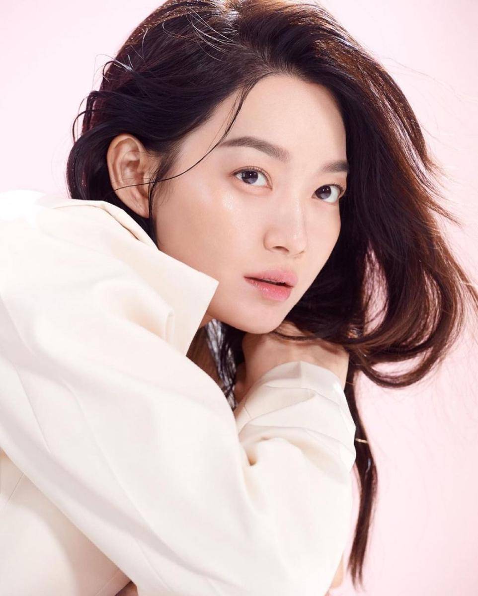 Shin Min Ah (instagram.com/ament_official)