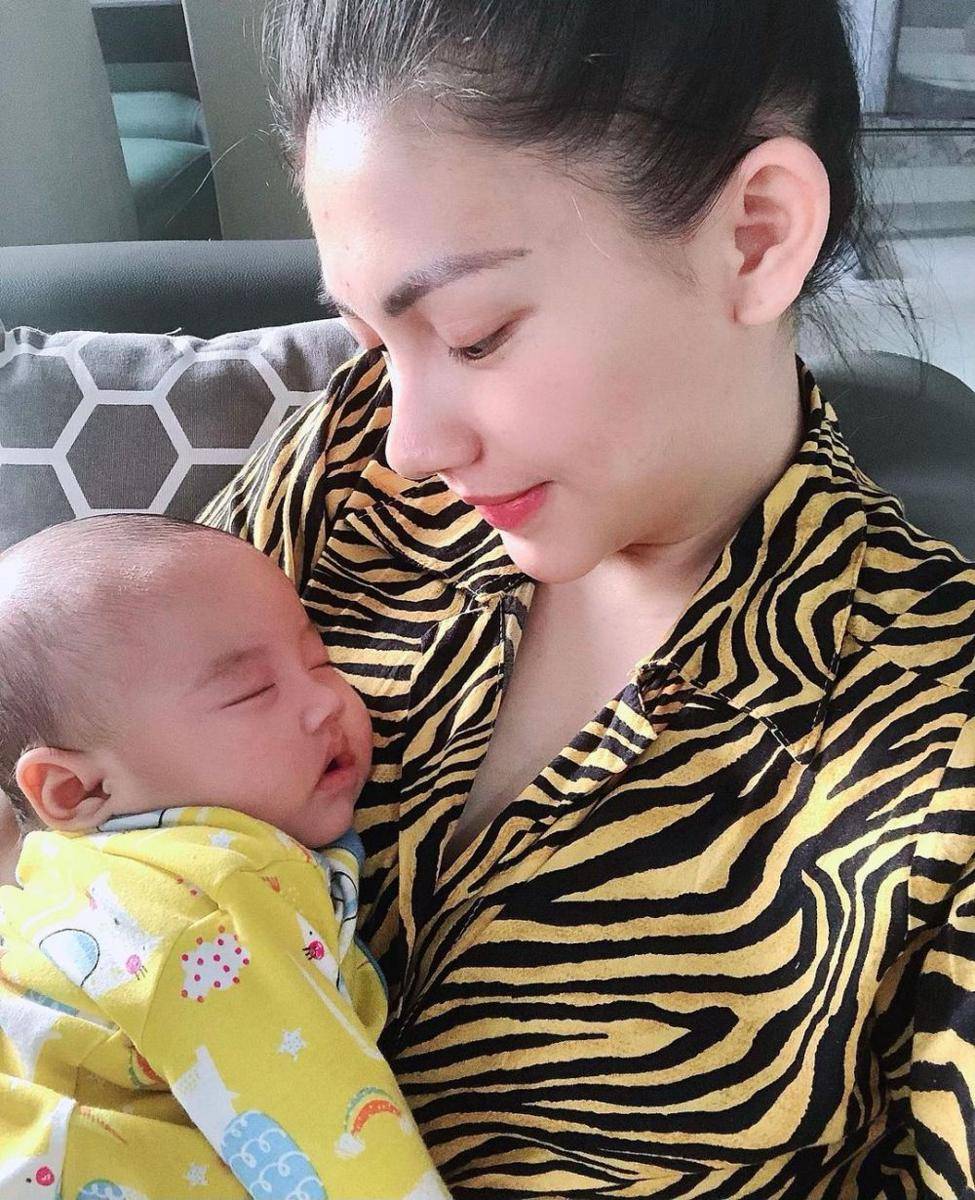 Kezia Karamoy dan anak ketiganya (instagram.com/itskeziakaramoy)