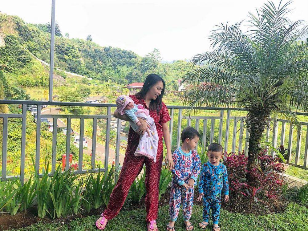 Kezia Karamoy dan ketiga anaknya (instagram.com/itskeziakaramoy)