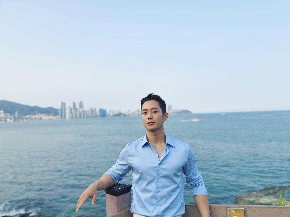 Jung Hae In (instagram.com/holyhaein)