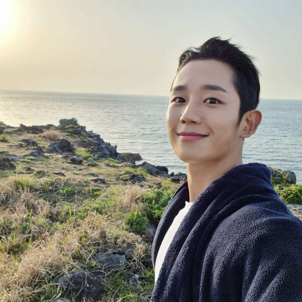 Jung Hae In (instagram.com/holyhaein)