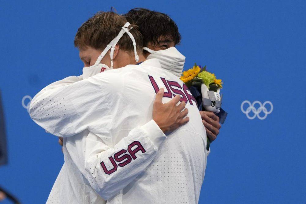 Dua perenang Amerika Serikat, Chase Kalisz dan Jay Litherland berpelukan di atas podium Olimpiade Tokyo 2020. (taiwannews.com.tw).