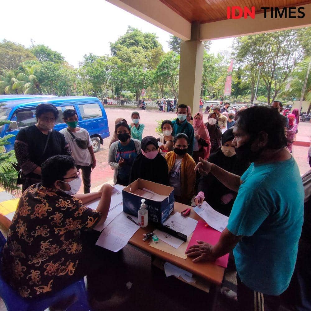 Kerumunan massa mendaftar menerima bantuan di Dinas Sosial UKM Balikpapan. (IDN Times/Hilmansyah)