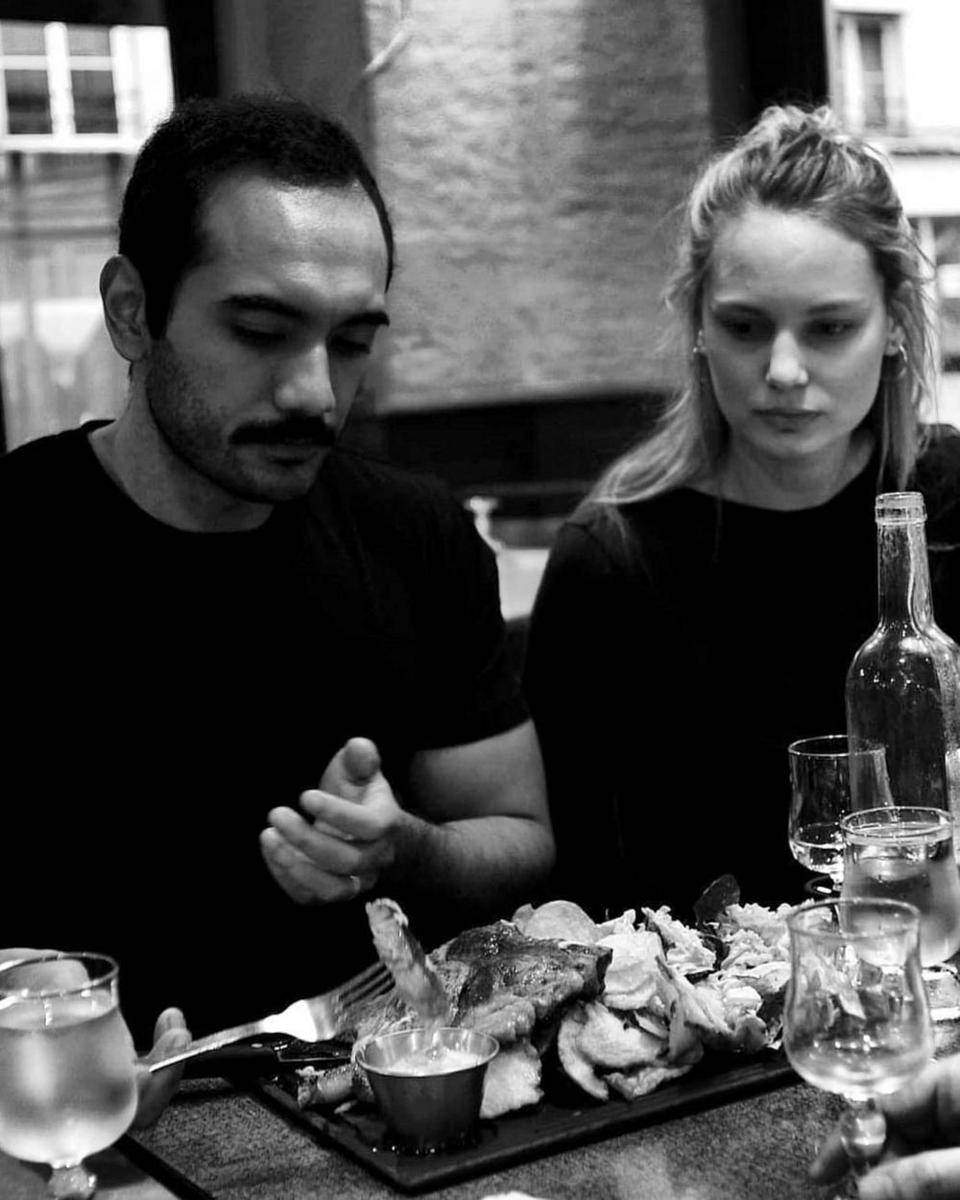 Ario Bayu dan istri (Rahungnasution via Instagram.com/bayu_ario/)