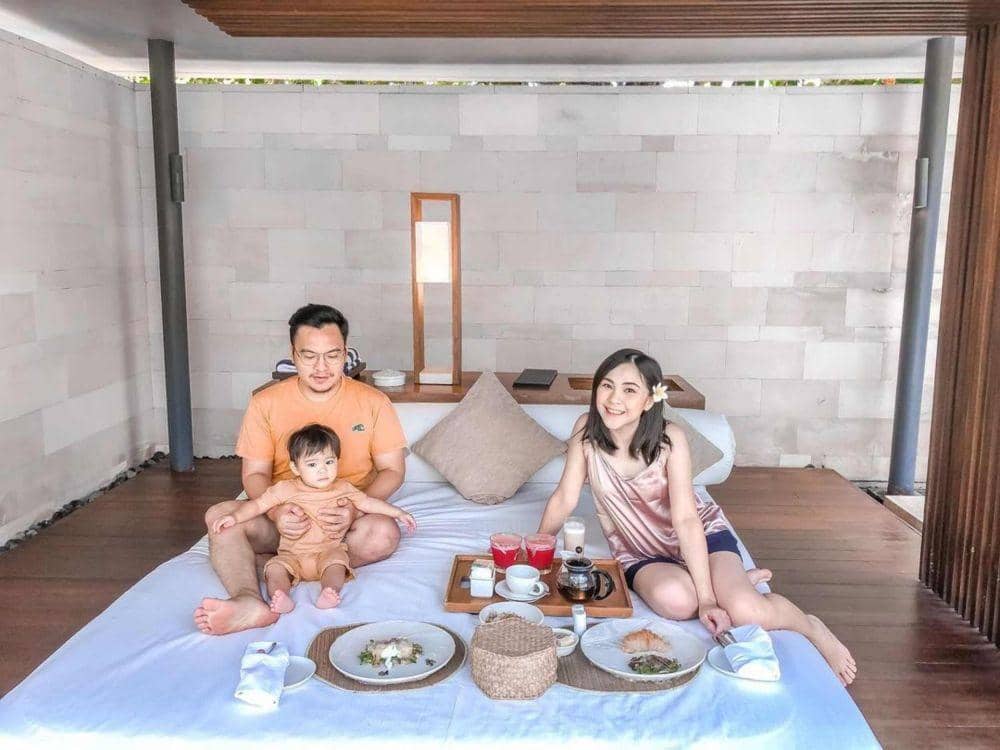 Sebulan di Bali, 10 Potret Fresh Christy eks Cherrybelle dan Keluarga